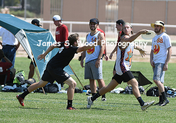 90917USAUltMConvsBrwl-p1